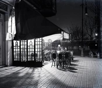 Bar La Lune a la plaça Catalunya, cantonada rambla Catalunya, de Barcelona, 1910. AGDB. Fons i autoria: Frederic Juandó Alegret.