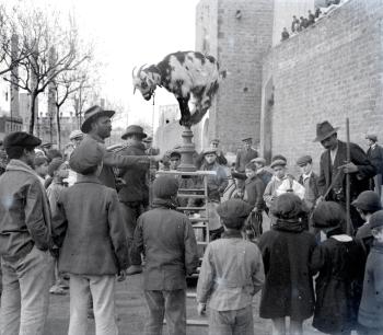 Espectacle ambulant de la cabra equilibrista al portal de la Pau de Barcelona, c. 1920. AGDB. Fons i autoria: Frederic Juandó Alegret.