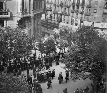 Enterrament a la rambla Catalunya de Barcelona, cap al 1915. AGDB. Fons i autoria: Frederic Juandó Alegret.