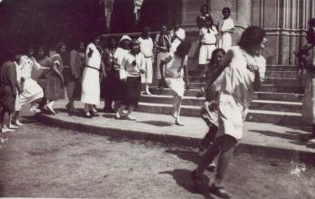 Noies saltant a la corda durant una excursió, c. 1920. AGDB. Fons: Escola de les Dones. Autoria: desconeguda.