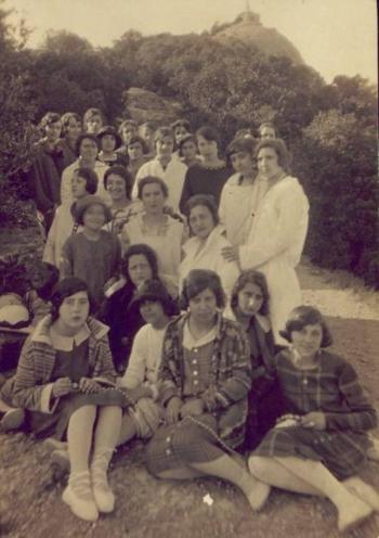 Concepció Mallol amb les seves alumnes, durant una excursió a Montserrat, c. 1920. AGDB. Fons: Escola de les Dones. Autoria: desconeguda.