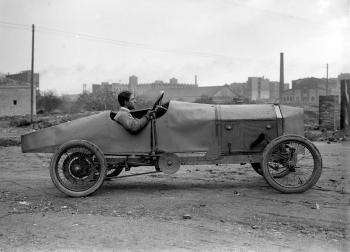 Automòbil de competició David al barri del Poblenou de Barcelona, c. 1915-1925. Fons i autoria: Frederic Juandó Alegret. (CAT AGDB R. 55022)