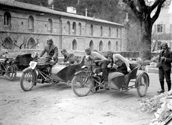 Carrera de sidecars de la prova en pujada dels Brucs, 1915. Fons i autoria: Frederic Juandó Alegret. (CAT AGDB R.55326)