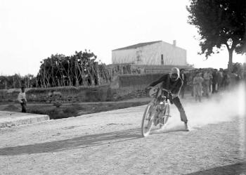 El corredor Fabregat a la Copa de Motos Lleugeres, 1911. Fons i autoria: Frederic Juandó Alegret. (CAT AGDB R. 55315)