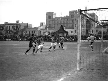 Partit de futbol entre els equips d’Espanya i l’Universitary, 1912. Fons i autoria: Frederic Juandó Alegret. (CAT AGDB R. 55908)