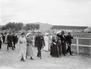 Públic assistent a l’antic hipòdrom de Can Tunis, c. 1910-1920. Fons i autoria: Frederic Juandó Alegret. (CAT AGDB R. 55387)