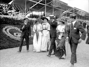 Públic assistent al Concurs Hípic Internacional, celebrat al Real Polo Club de Barcelona, 1912. Fons i autoria: Frederic Juandó Alegret. (CAT AGDB R. 54808)