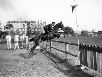 Antonio Cañero al Concurs Hípic Internacional del Real Polo Jockey Club Barcelona, 1912. Fons i autoria: Frederic Juandó Alegret. (CAT AGDB R. 54768)