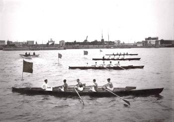 Setmana de regates al port de Barcelona, 1912. Fons i autoria: Frederic Juandó Alegret. (CAT AGDB R. 55235)