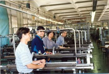 4 alumnes del Cicle formatiu de gram mitjà de producció de teixits de punt fent pràctiques a les tricotoses. 1997