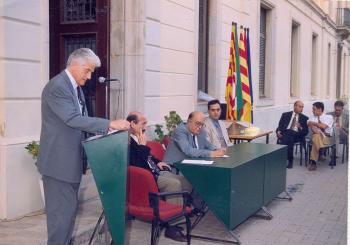 Intervenció de Gastón Mercader, director del centre durant l’acte de graduació del 1997. A la mesa, Xavier Vilà (cap d’estudis), Josep Rovira (alcalde), Oscar Figuerola (sots-director).