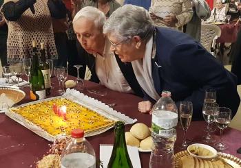 L’honor de bufar les espelmes del centenari va recaure en l’exalumne Jaume Sauleda Parés, 96 anys, i Teresa Brugarola, 86 anys, ex treballadora de l’Escola de Teixits.