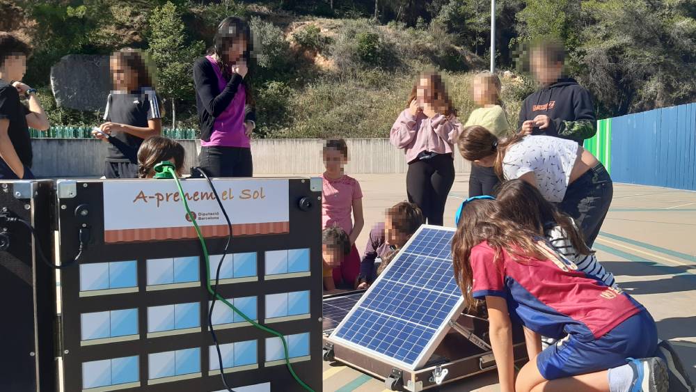 Alumnat d'una escola de Castellví de Rosanes amb el nou recurs pedagògic