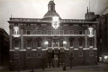 Façana del Palau Provincial de la Diputació engalanat per a la recepció de Francisco Franco, 27 de gener de 1942. Autoria desconeguda. Fons: Diputació de Barcelona. (CAT AGDB R. 18679)